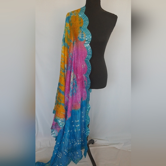 Bandhani dupatta with cut work border mirror embellishments - Picture 2 of 2